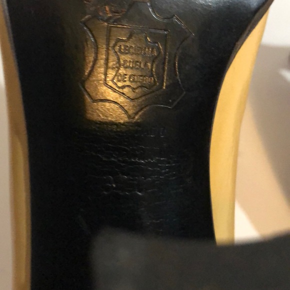 Balenciaga Paris Butterscotch/Black Open Toe Pumps - Picture 8 of 8